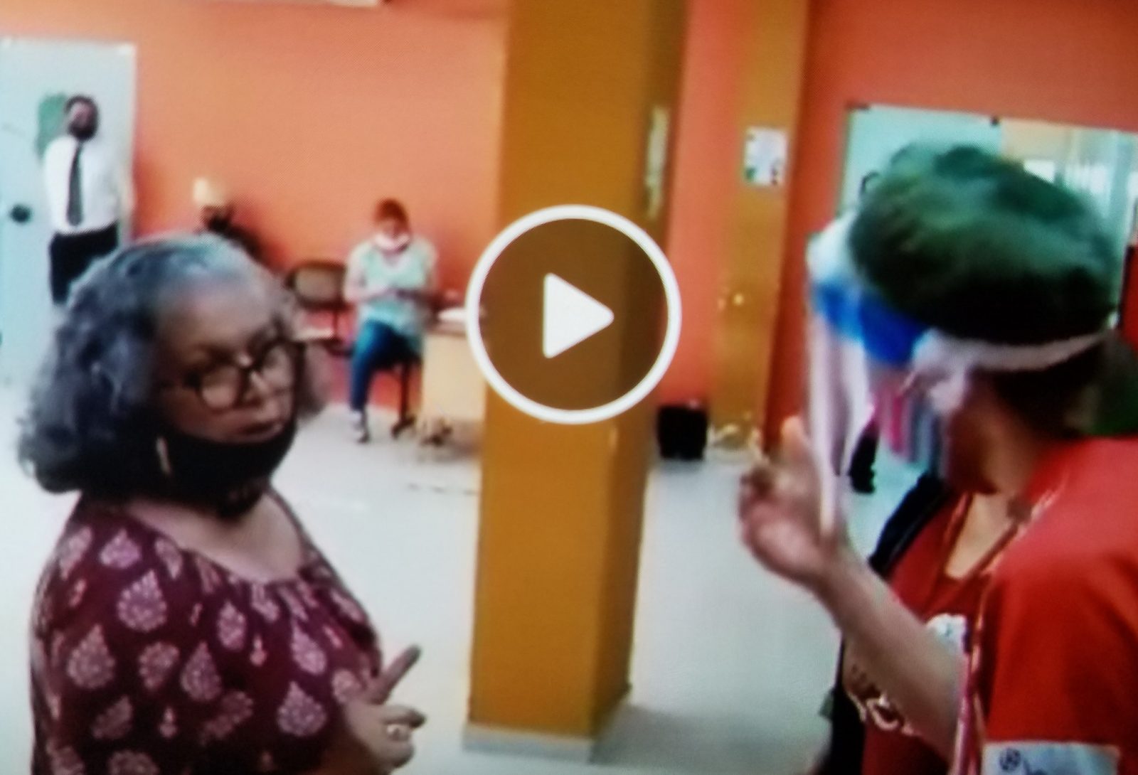 Mirtha Torres, an elderly woman arguing with a young man who has a very strong opinion about working class women in the city of San Lorenzo, Paraguay.